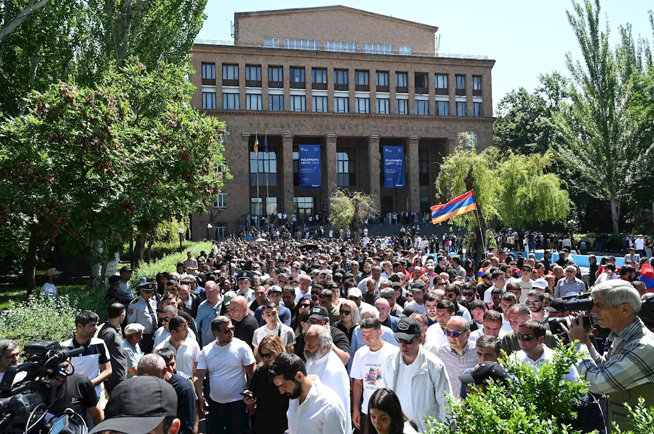 Des dizaines de milliers d'Arméniens manifestent contre le transfert de terres à l'Azerbaïdjan