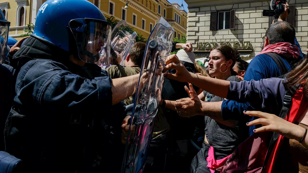 Roma, scontri tra la polizia e i manifestanti che volevano raggiungere gli Stati generali della natalità