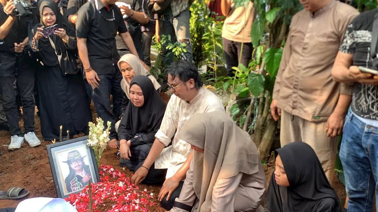 Pemakaman Jhonny Iskandar Diriingi Isak Tangis Istri Tercinta: Ya Allah, Ayah