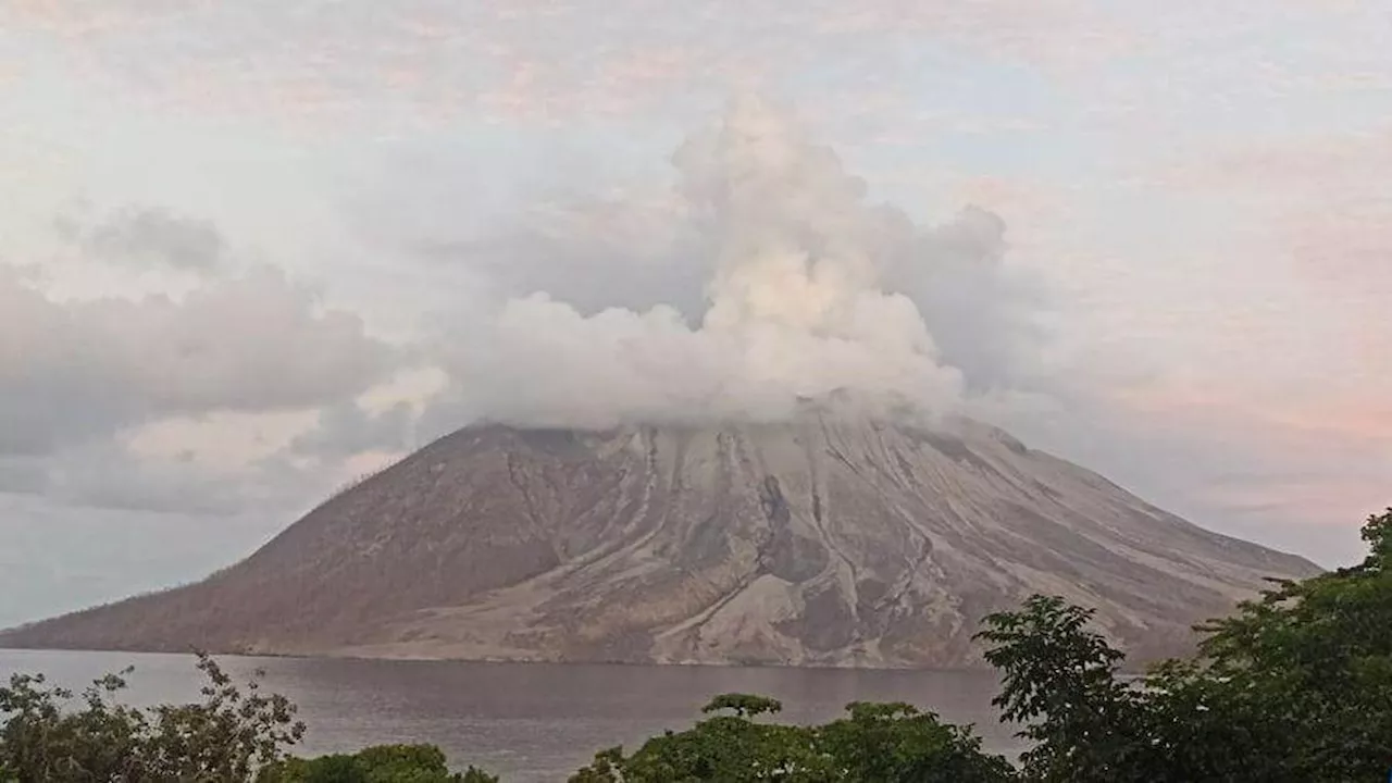 Warga dalam Radius 5 Km dari Kawah Aktif Gunung Ruang Harus Dievakuasi