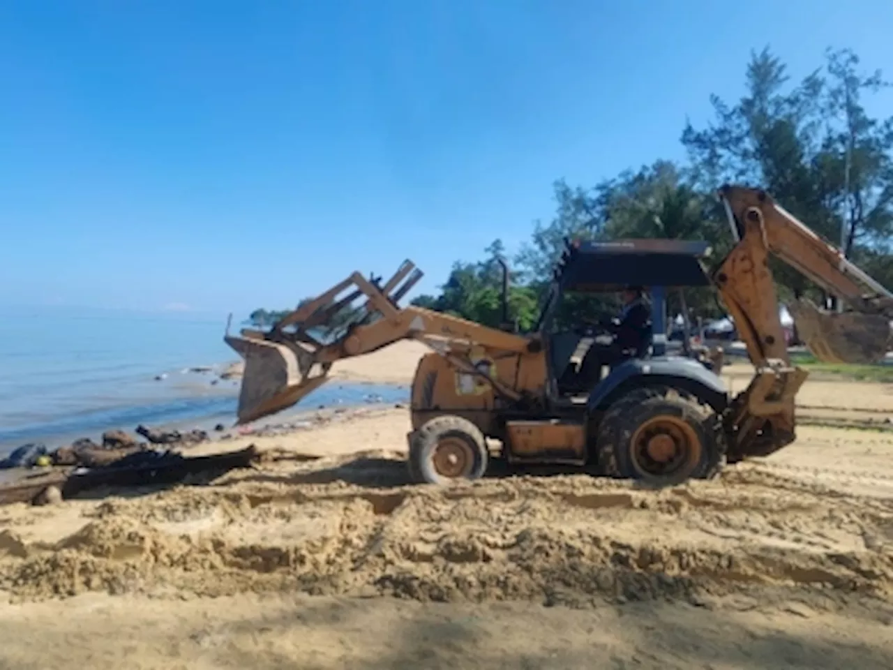 Company in Sabah doubles Tanjung Aru beach cleaning effort following viral posting