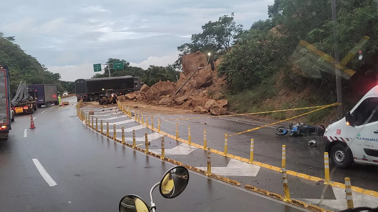 ¡Atención! Motociclista herido dejó derrumbe en vía Bogotá