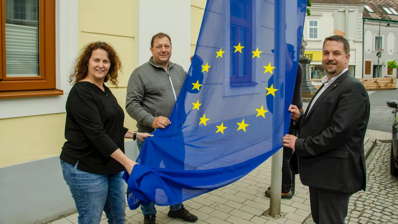 Die EU Fahne weht vor dem Poysdorfer Rathaus