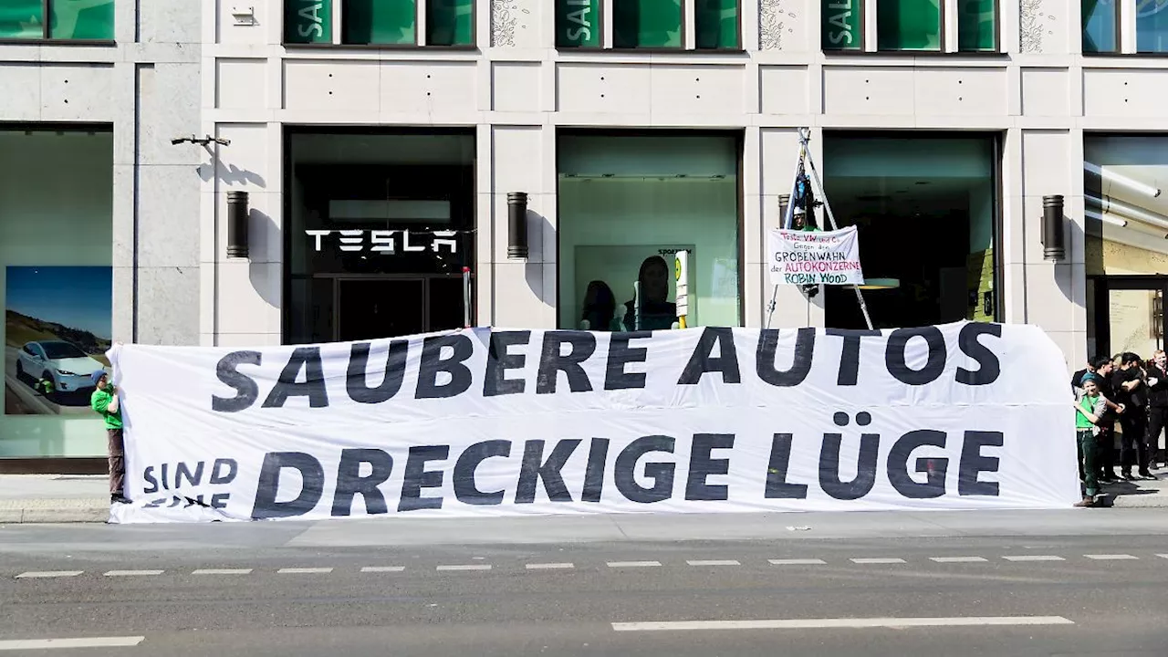 Berlin & Brandenburg: Protestaktion gegen Tesla vor 'Mall of Berlin'