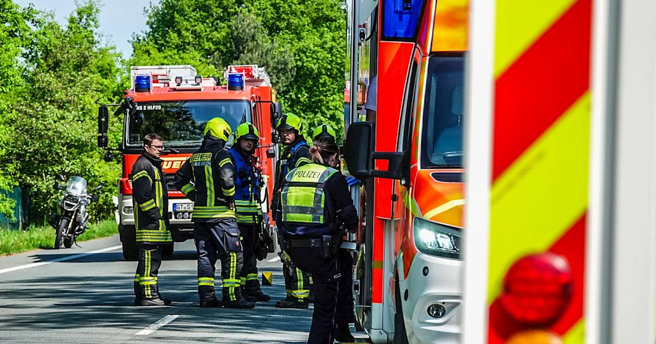 Schwerer Unfall im Kreis Gütersloh: Hubschrauber landet - zwei Motorradfahrer verletzt