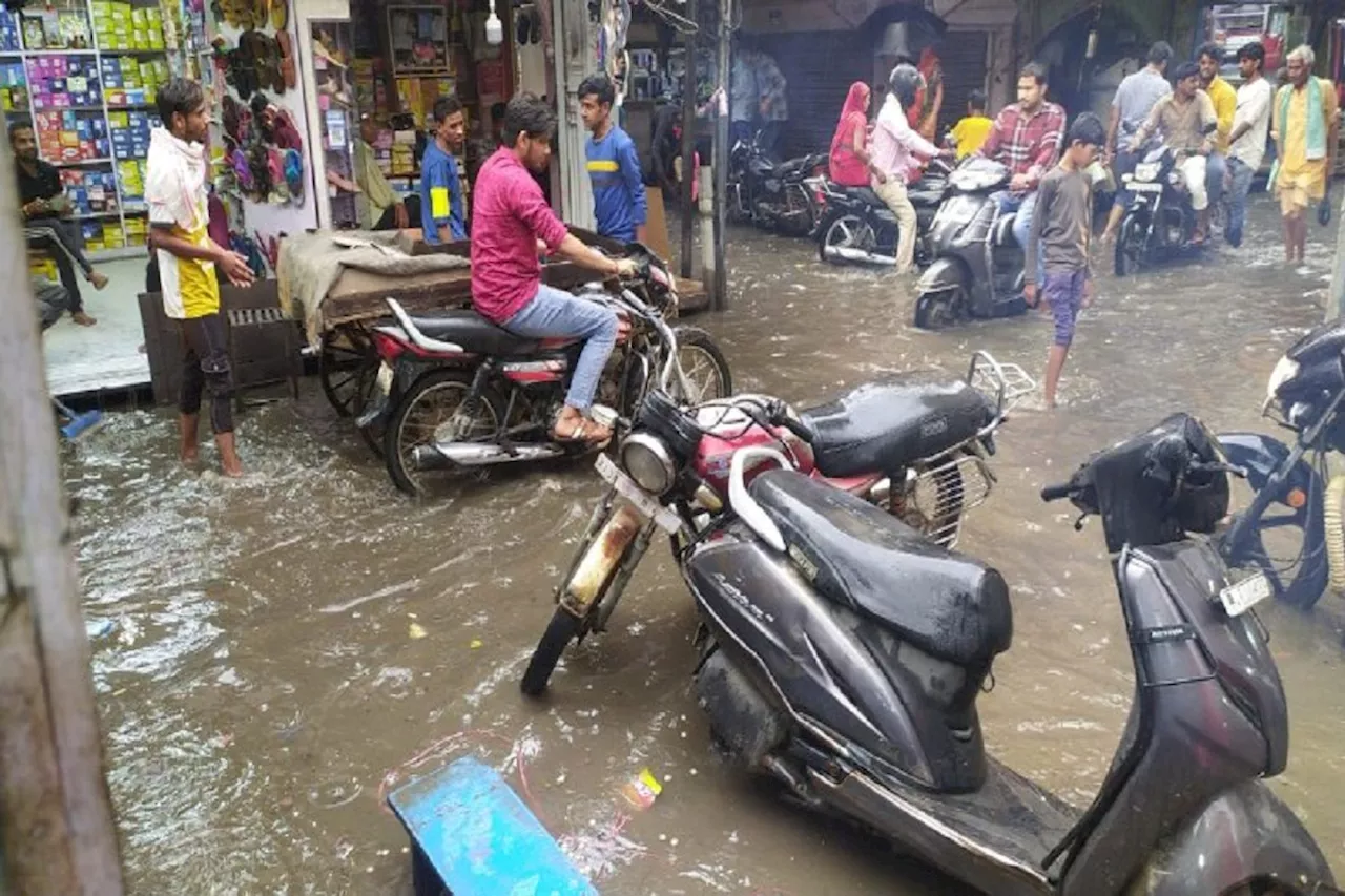 अंधड़ से गिरे पेड़-पोल, झमाझम बारिश,गुटनोे तक पानी भरा, बिजली गिरी, शादियों में पड़ा खलल