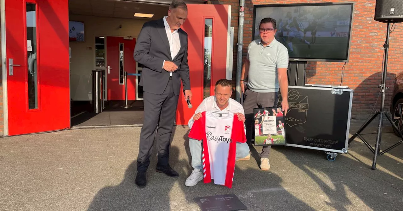 Oud-Emmen speler Frank Olijve bekroond met eretegel voor De Oude Meerdijk