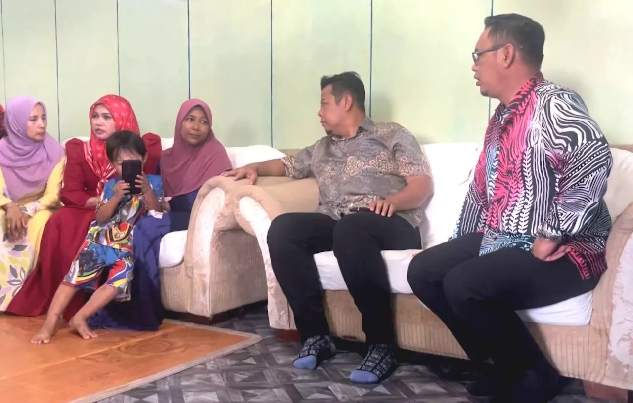 Lahad Datu water surge victims’ family get donations from DPM Zahid