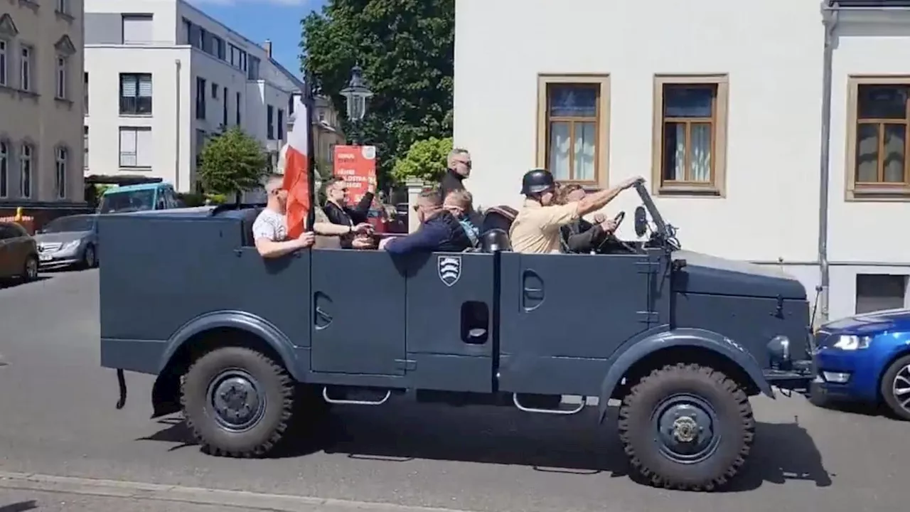 Dresden: Männer fahren mit Reichsflagge durch durch die Stadt