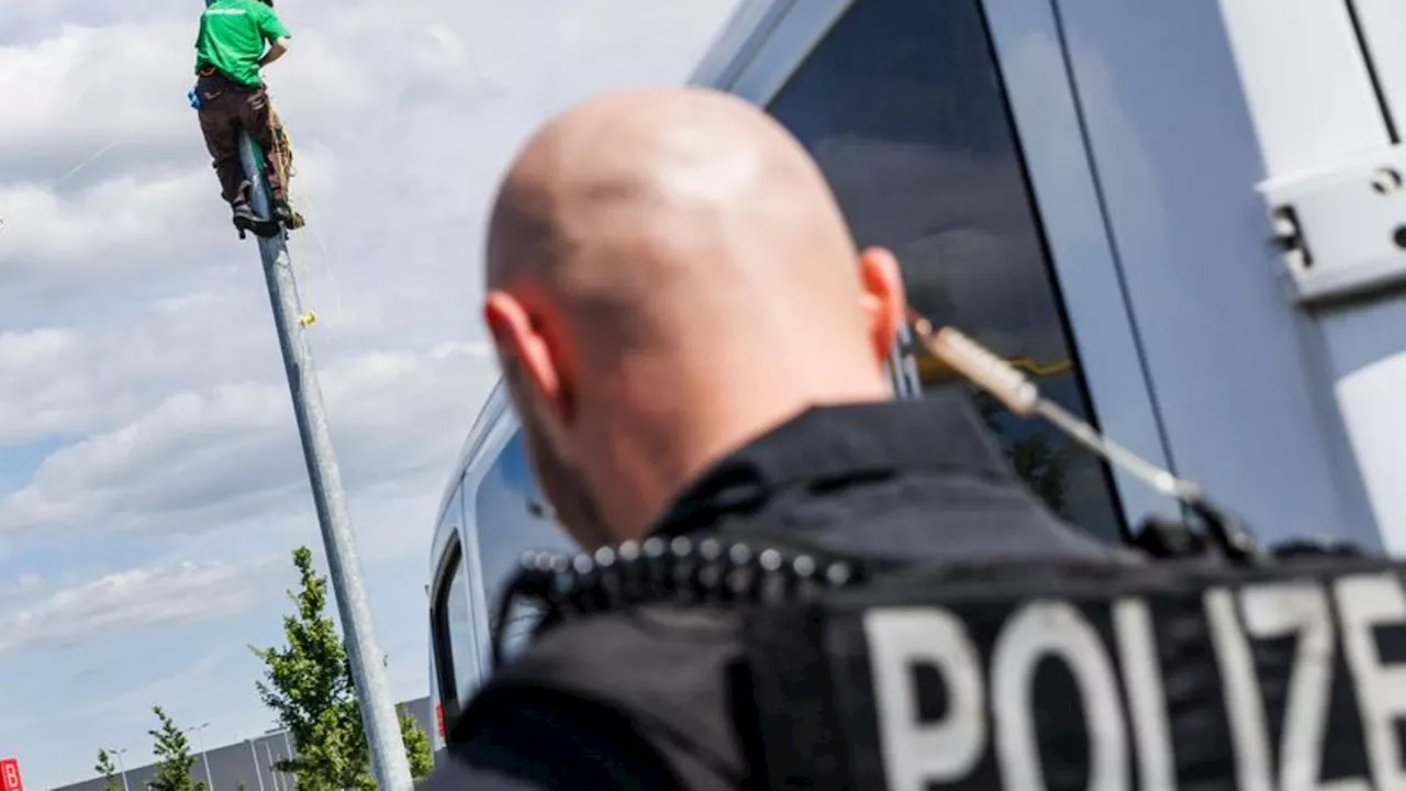 Elektro: Protest gegen Tesla; Polizei schützt Fabrik mit Großaufgebot