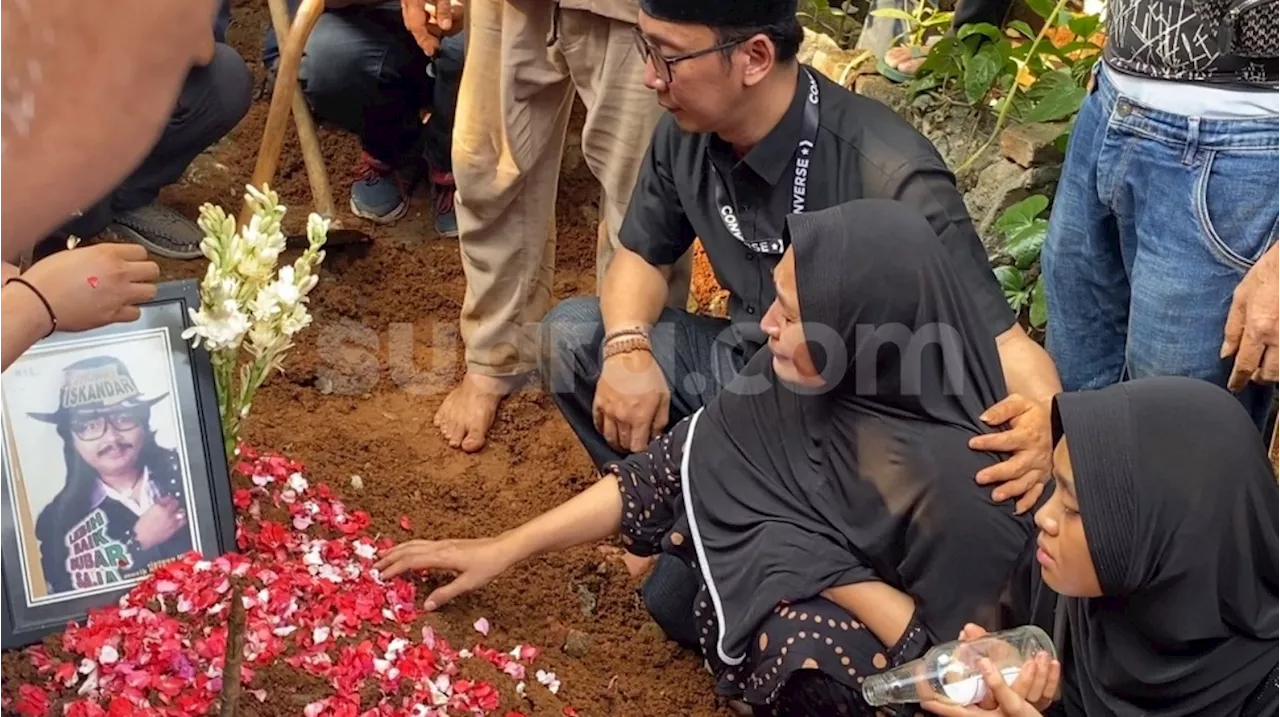 Pemakaman Jhonny Iskandar Diwarnai Isak Tangis: Ayah, ya Allah...