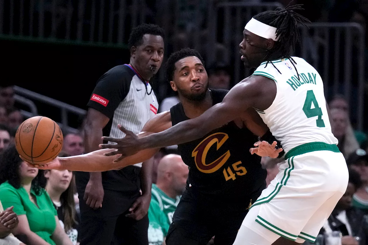 Mitchell, Cavaliers blow out Celtics to tie series at 1-1