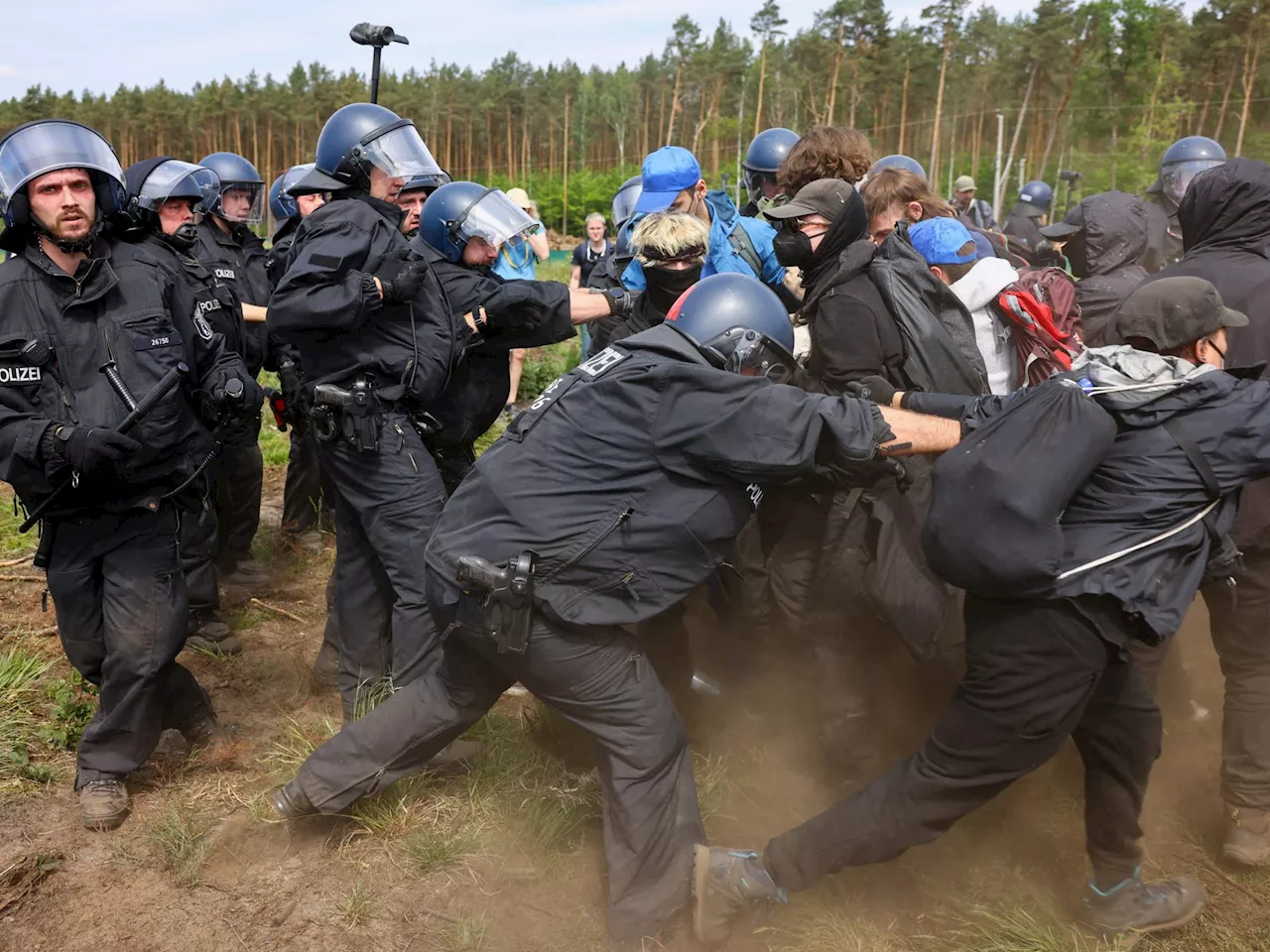 Sturm auf Tesla: 1.200 Demonstranten fordern Fabrik-Stopp