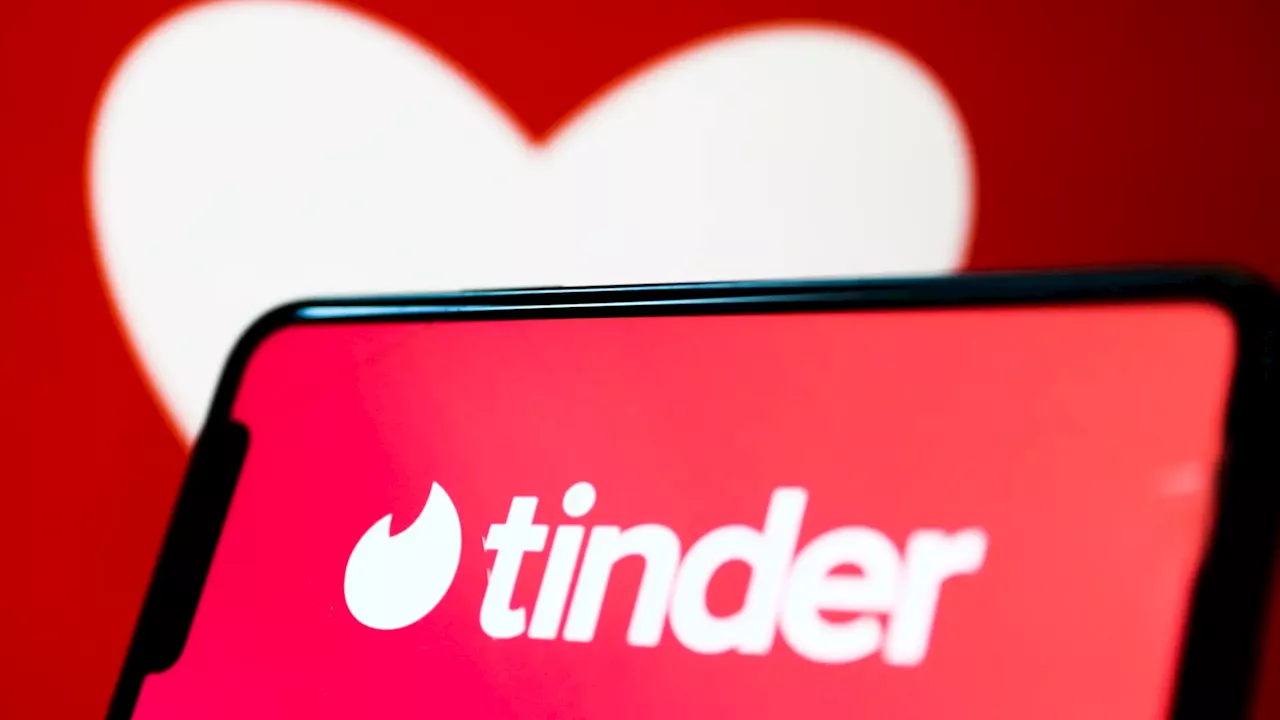 Unas amigas crean un currículum a la soltera del grupo para que encuentre novio en Tinder: 'Que tenga las ex superadas'