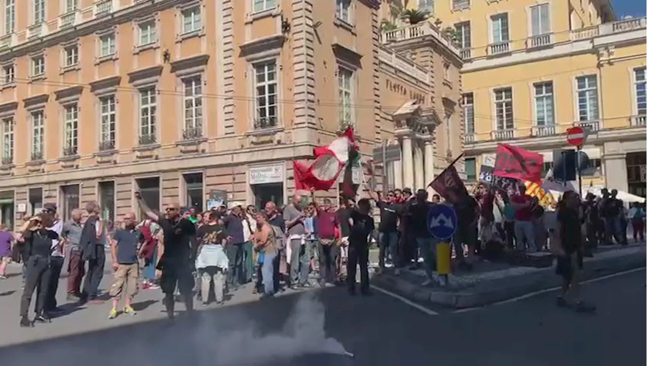 Conte contestato a Genova: 'Fuori dal corteo'