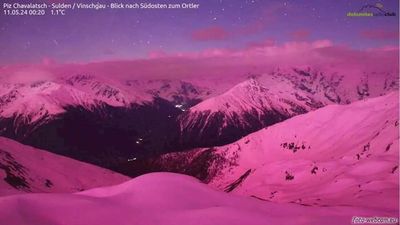 Aurora boreale, anche le Dolomiti si tingono di rosa