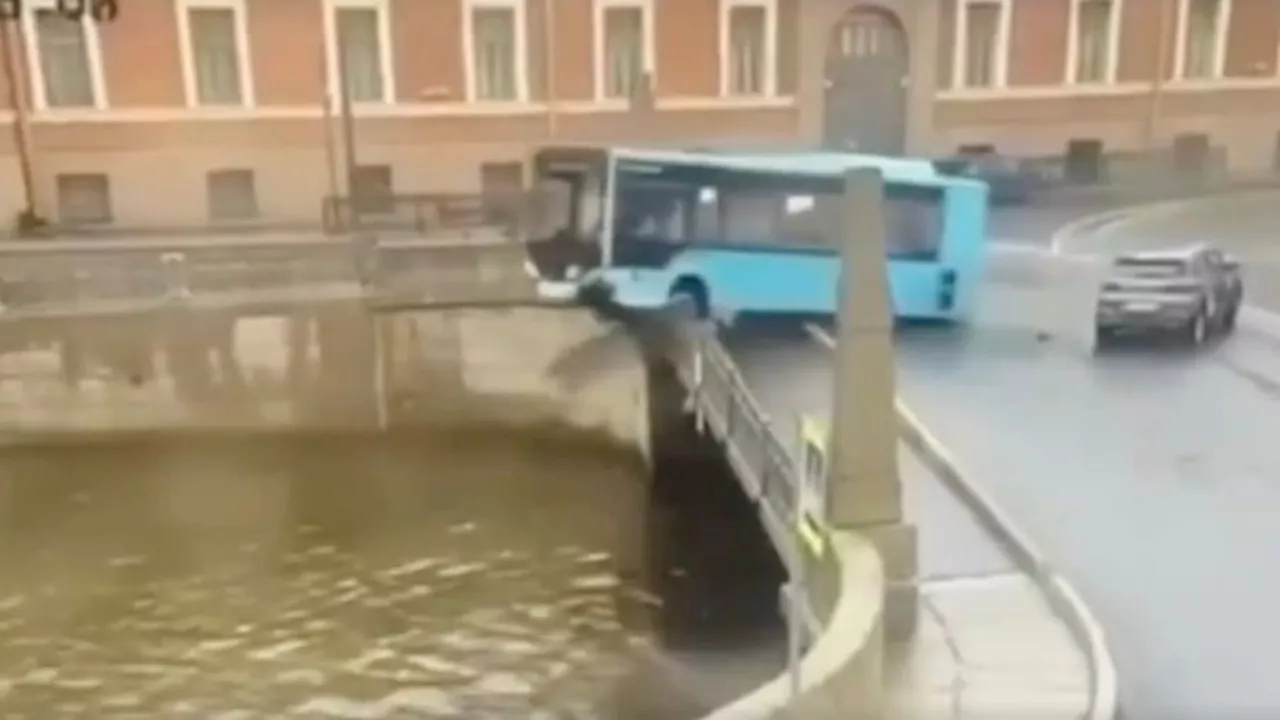 Außer Kontrolle: Vollbesetzer Bus stürzt ins Wasser