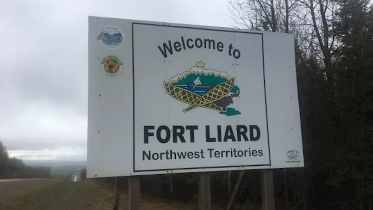 'Risk has risen' in Fort Liard, N.W.T., after wildfire crosses river west of community