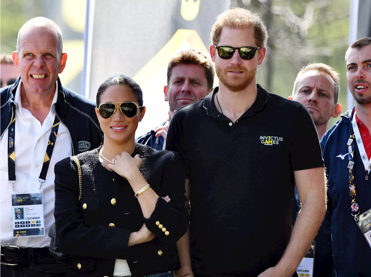 Meghan et Harry au Nigeria : fusils d’assaut et cagoules, leur sécurité armée jusqu’aux dents