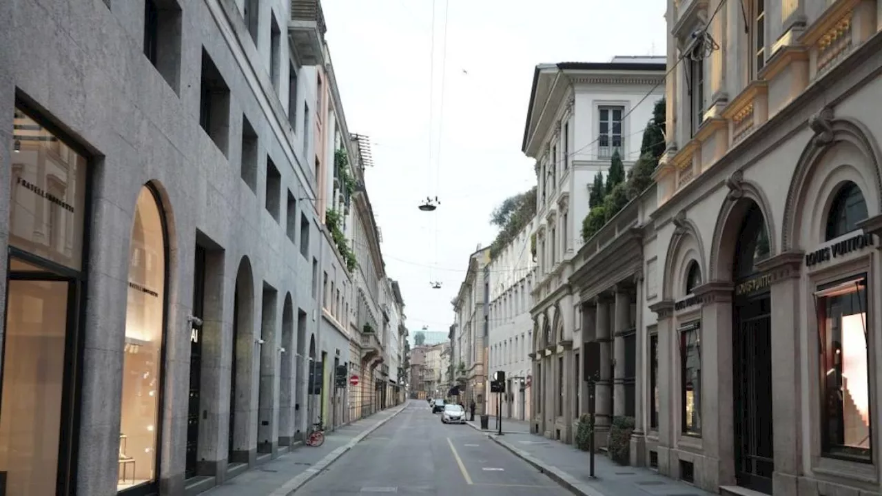 Via Montenapoleone, lo scontrino medio nella via del lusso sale a 2.379 euro (ma aumentano anche gli affitti)