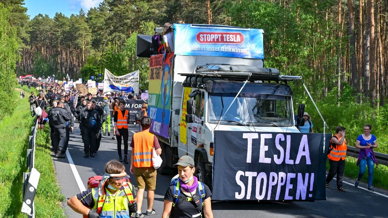 Ausbaupläne in Brandenburg: Hunderte protestieren gegen Tesla-Werk