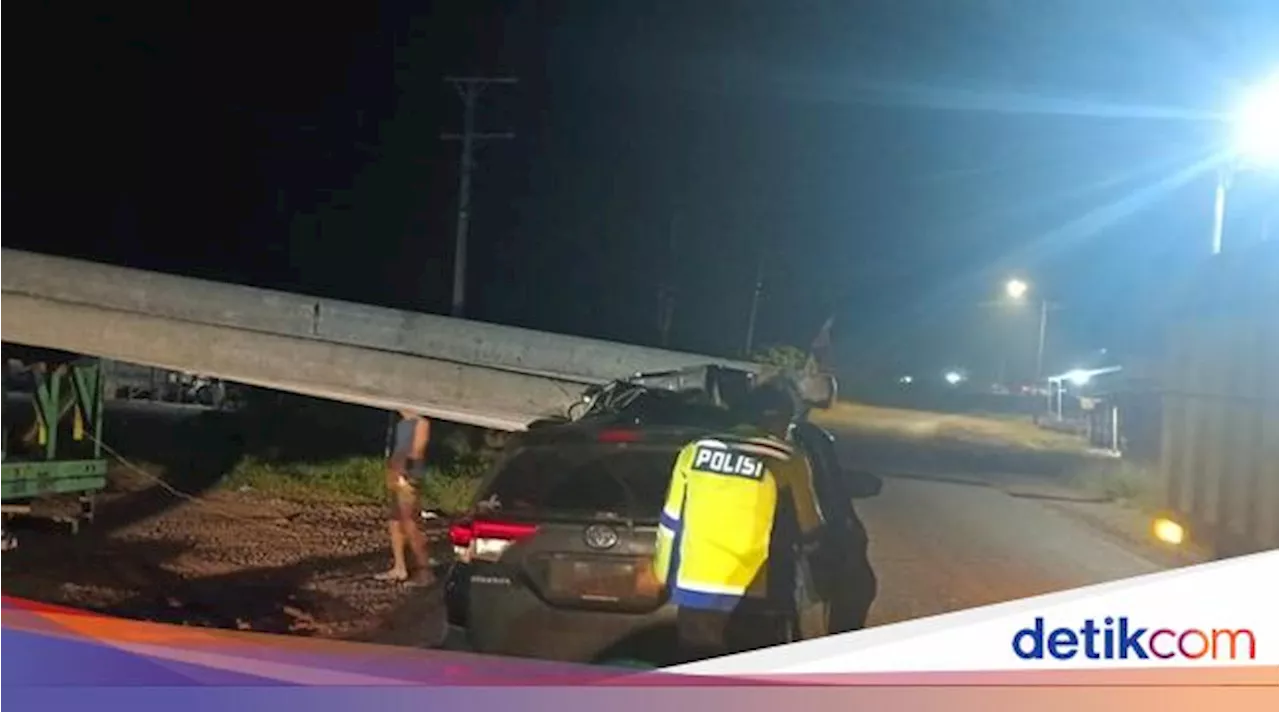 Detik-detik Mobil Kalifah MTQ Tabrak Tiang Beton yang Diangkut Truk di Muba