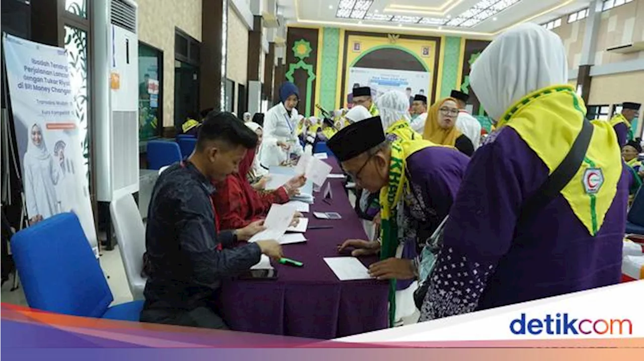 Jemaah Calon Haji Kloter Pertama Masuk Asrama Haji Palembang