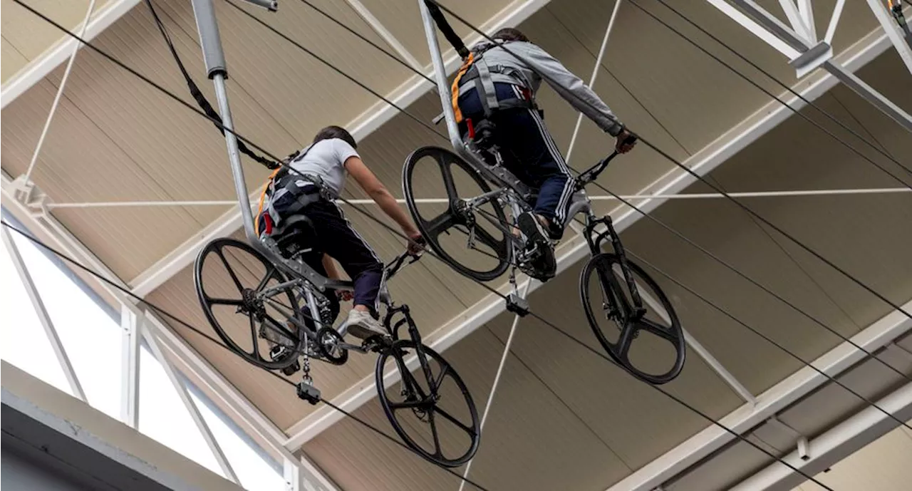 Recorre el circuito en bicicleta a más de 10 metros de altura en Kinezis