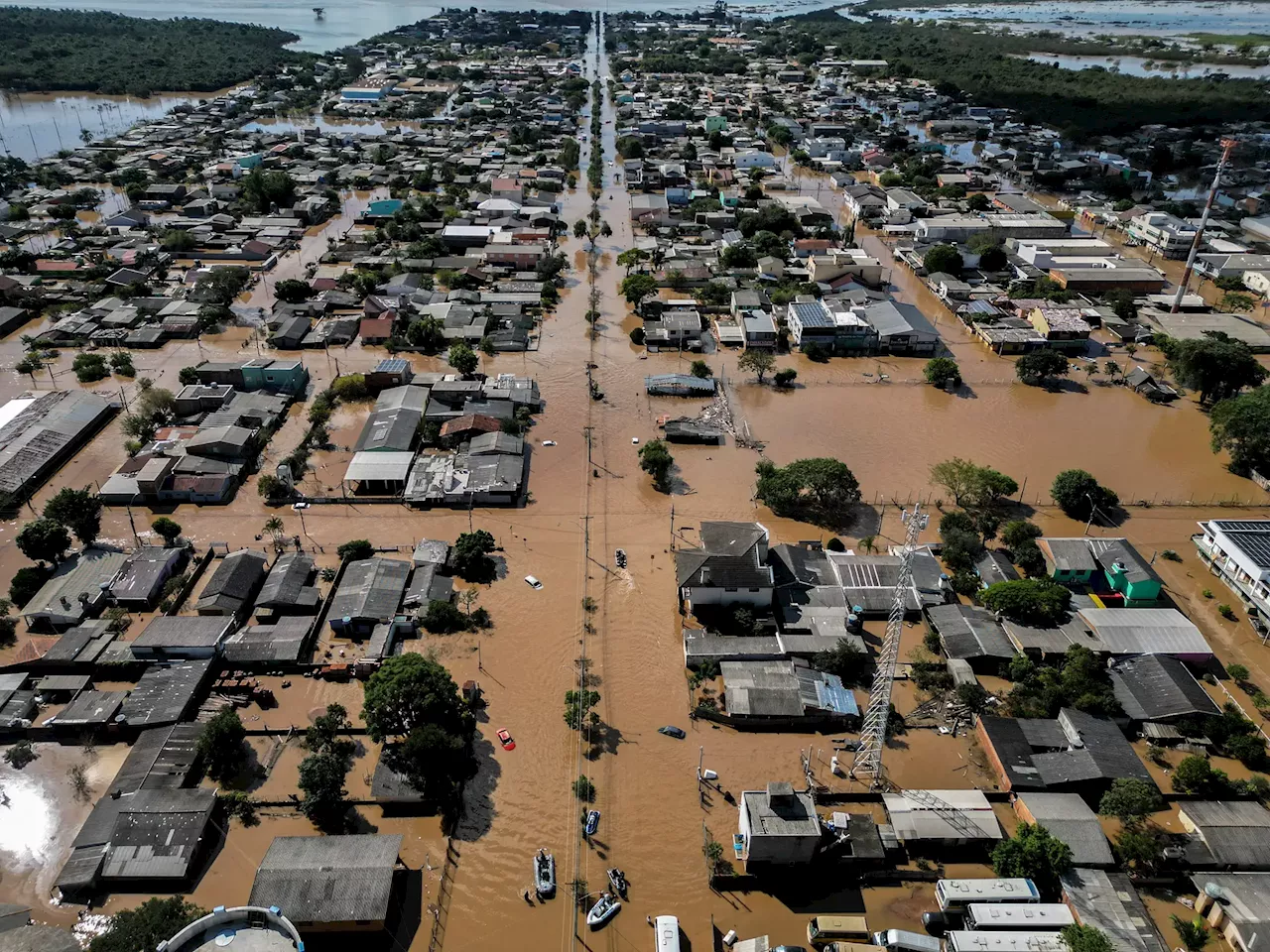 Sobe para 127 o número de mortos nas inundações no sul do Brasil