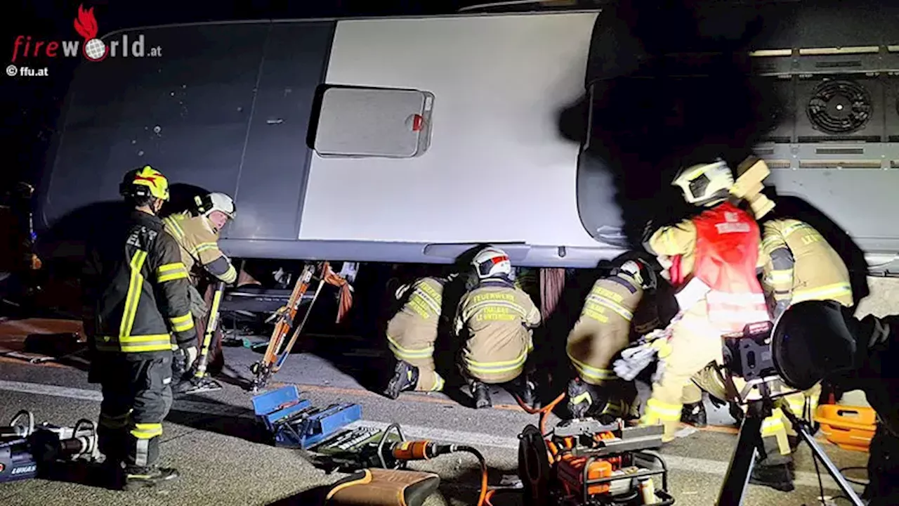 Sbg: Eingeklemmte und Verletzte bei schwerem Busunfall auf der A1 bei Thalgau