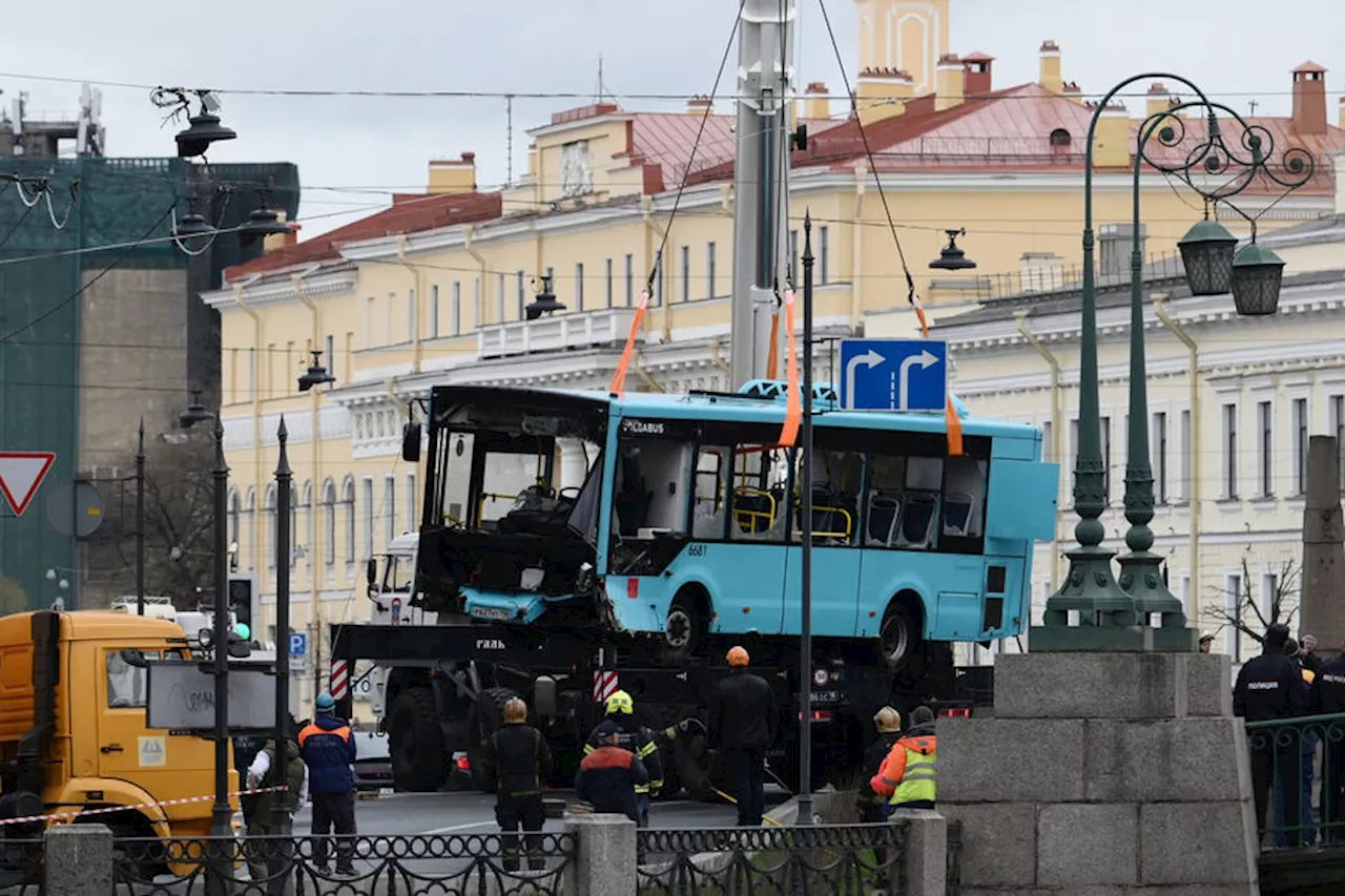 Водитель упавшего в реку Мойку автобуса назвал причину аварии