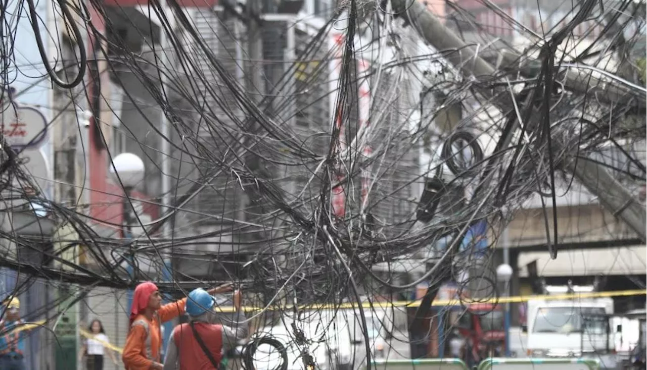 Electric posts in Sta. Cruz, Manila fall due to passing truck; road closed