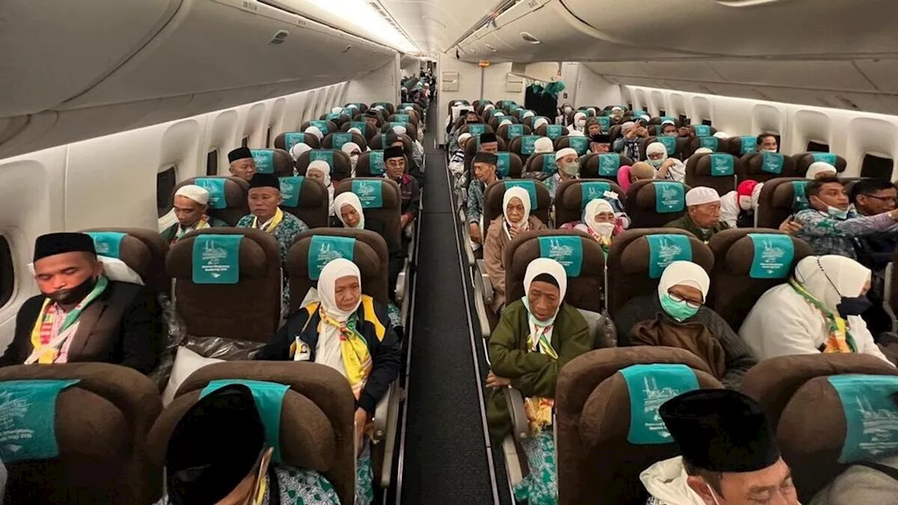 Indonesian Hajj pilgrims begin to depart for the Holy Land