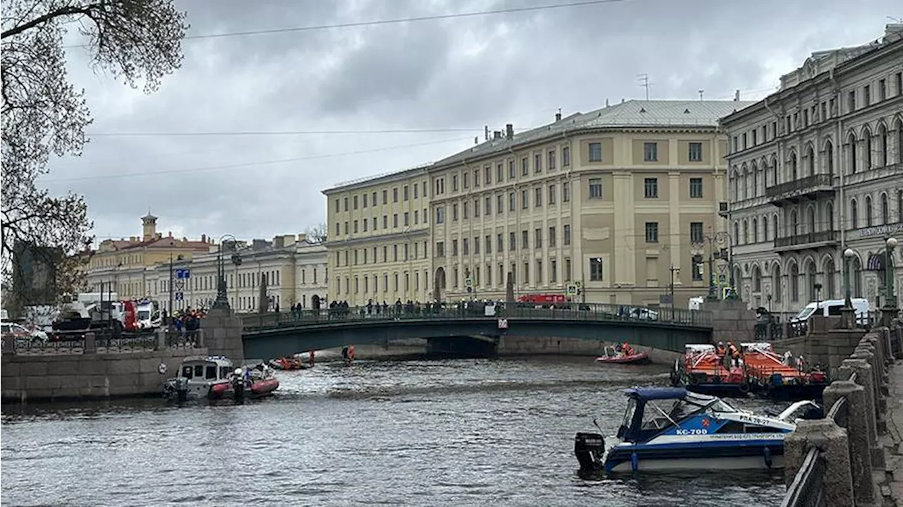 Студент рассказал о спасении людей из тонущего автобуса в Петербурге