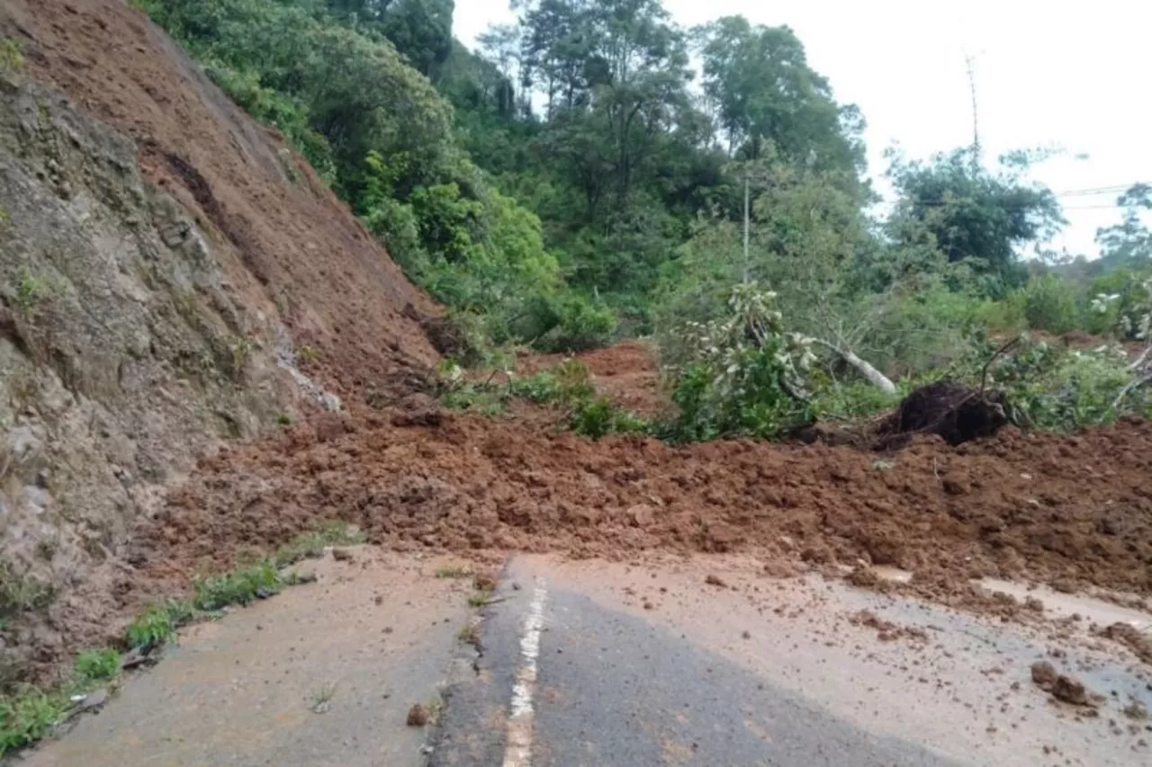 Tertimbun Longsor, Jalan Penghubung Kota Padang-Bukittinggi Terputus