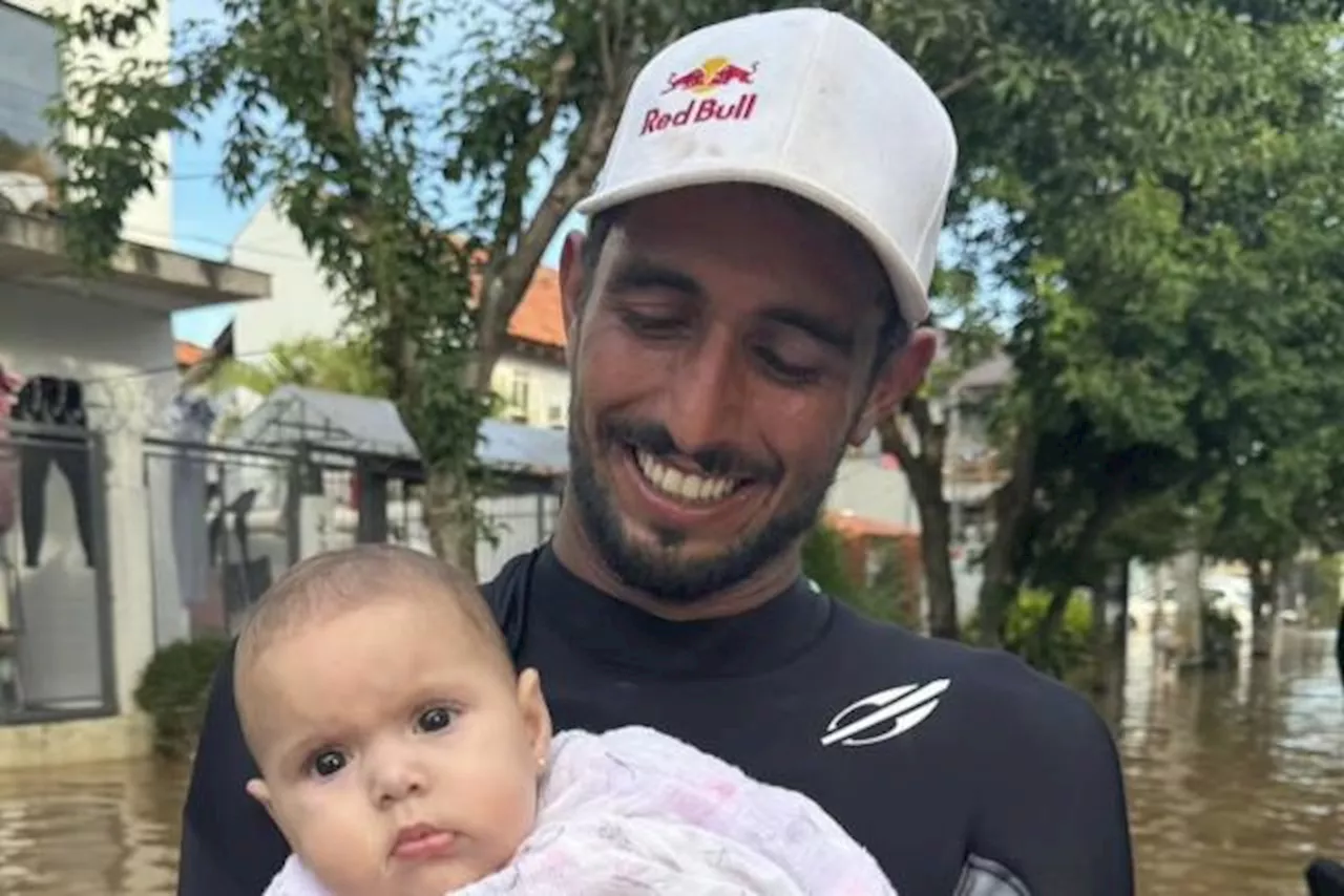 Italo Ferreira et d'autres surfeurs brésiliens partis aider la population après les inondations dans le Rio...