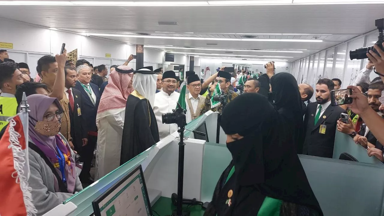 Kloter Pertama Jemaah Haji Diberangkatkan, Menag Yaqut Cek Fast Track Keimigrasian Arab Saudi