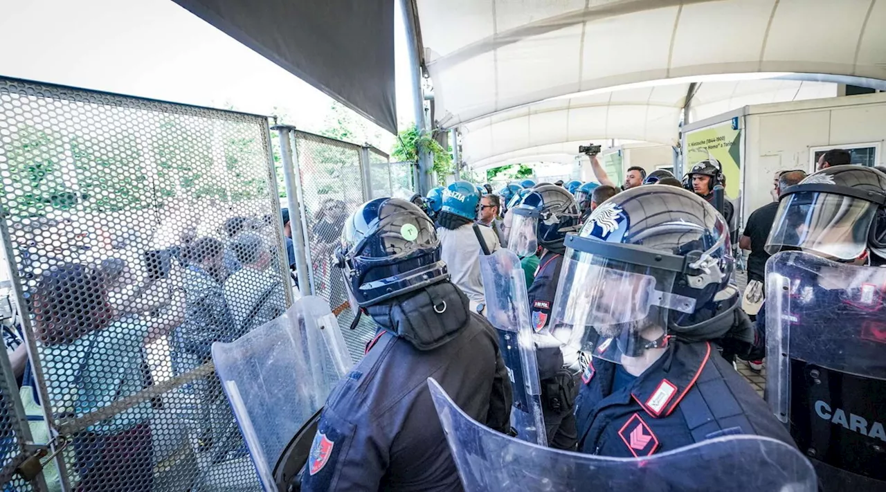 Torino, manifestanti pro Palestina irrompono nel Salone del Libro