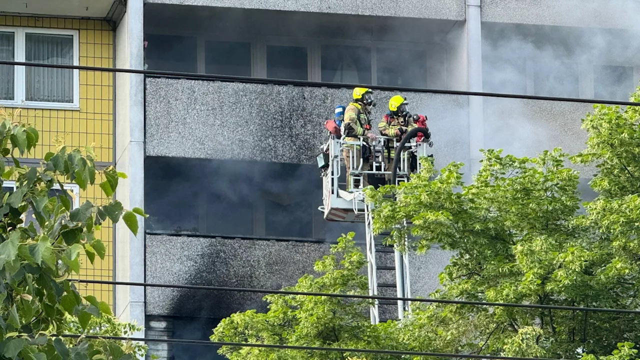 Hochhaus in Friedrichshain brennt – Feuerwehr im Einsatz