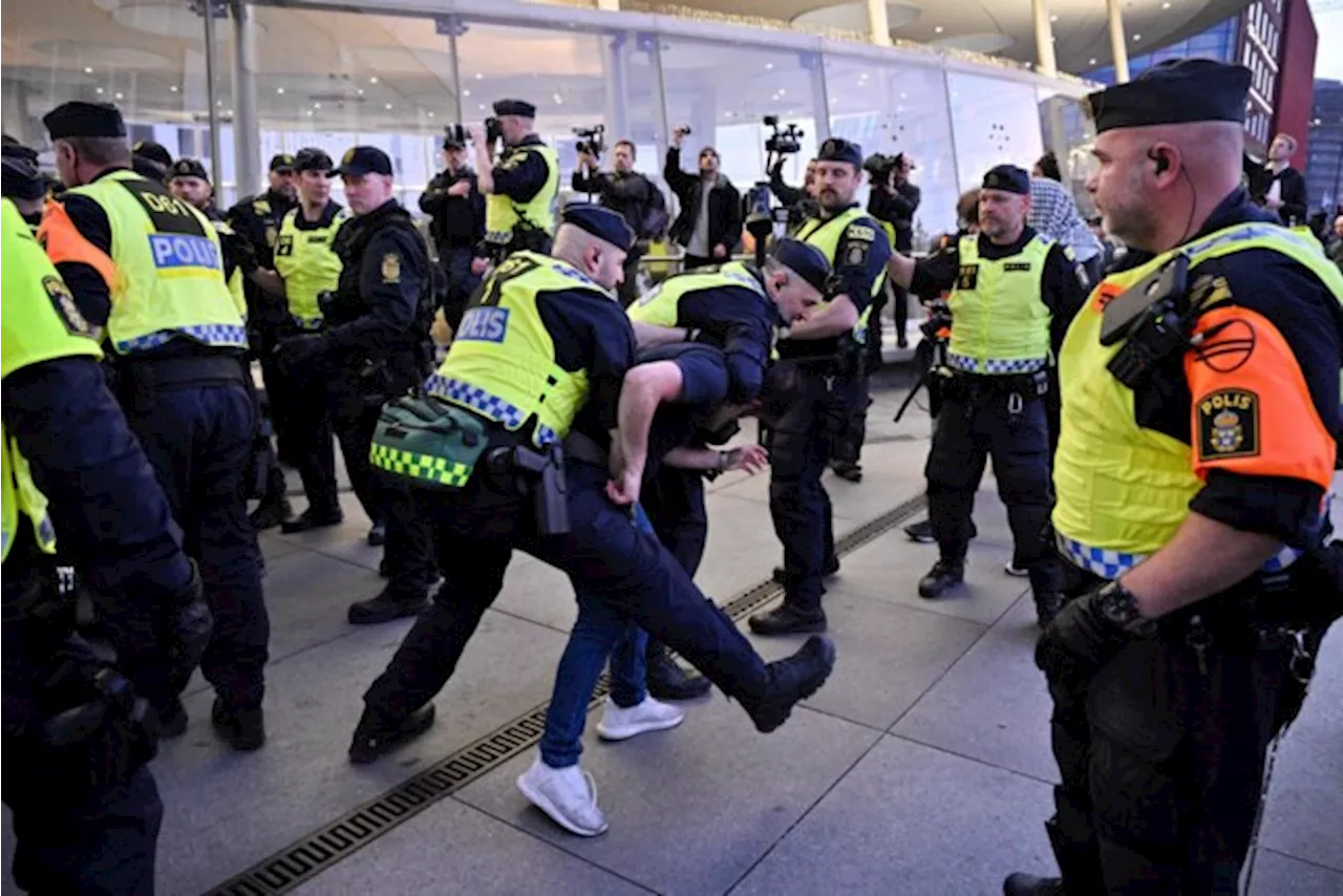 Politie pakt pro-Palestijnse demonstranten op buiten arena Eurovisiesongfestival, onder wie Greta Thunberg