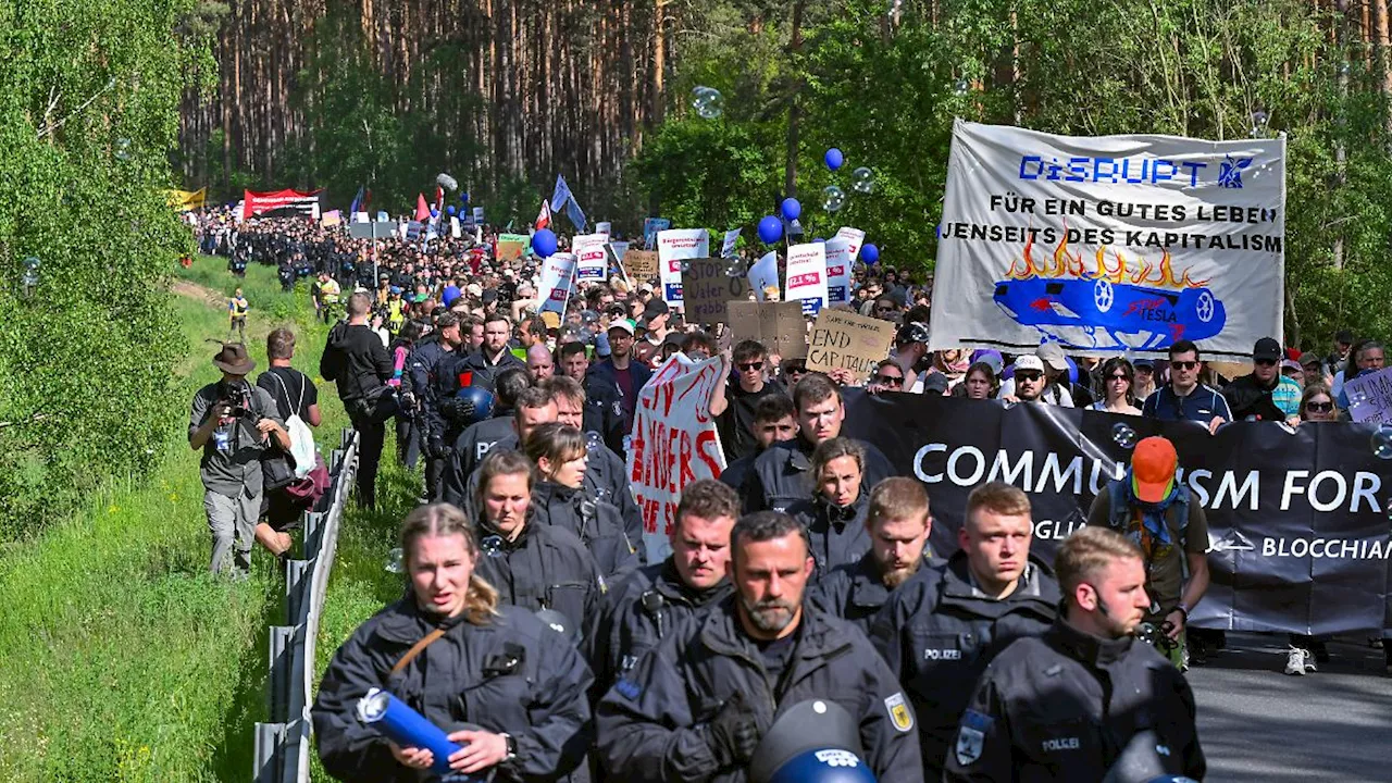 Mehr als 1000 Demonstranten: Polizist wird bei Protest an Tesla-Werk leicht verletzt