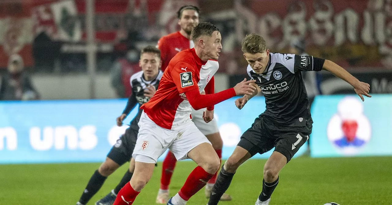 Arminia Bielefeld gegen Halleschen FC: Fans empfangen Mannschaft am Stadion