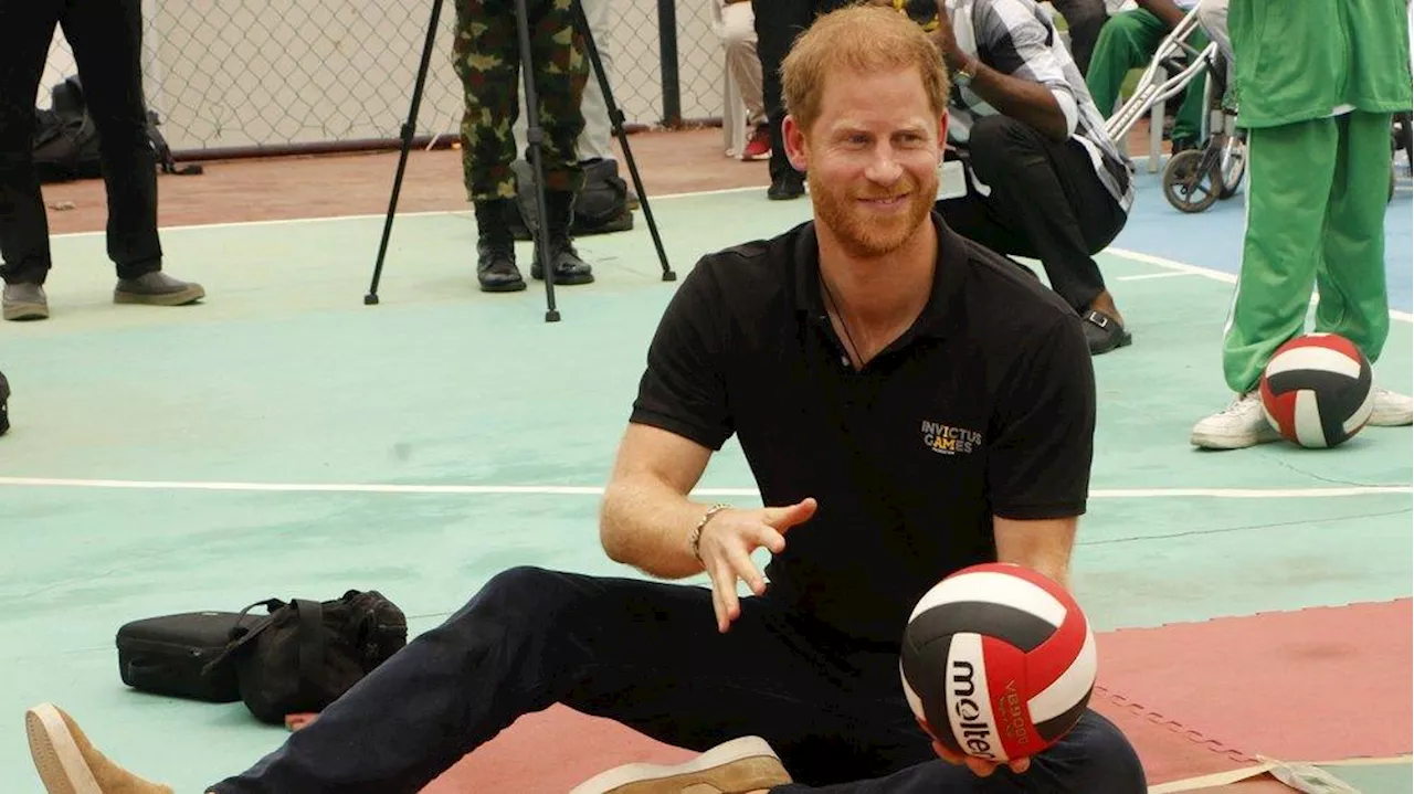 Bei Besuch in Nigeria: Prinz Harry spielt Sitzvolleyball