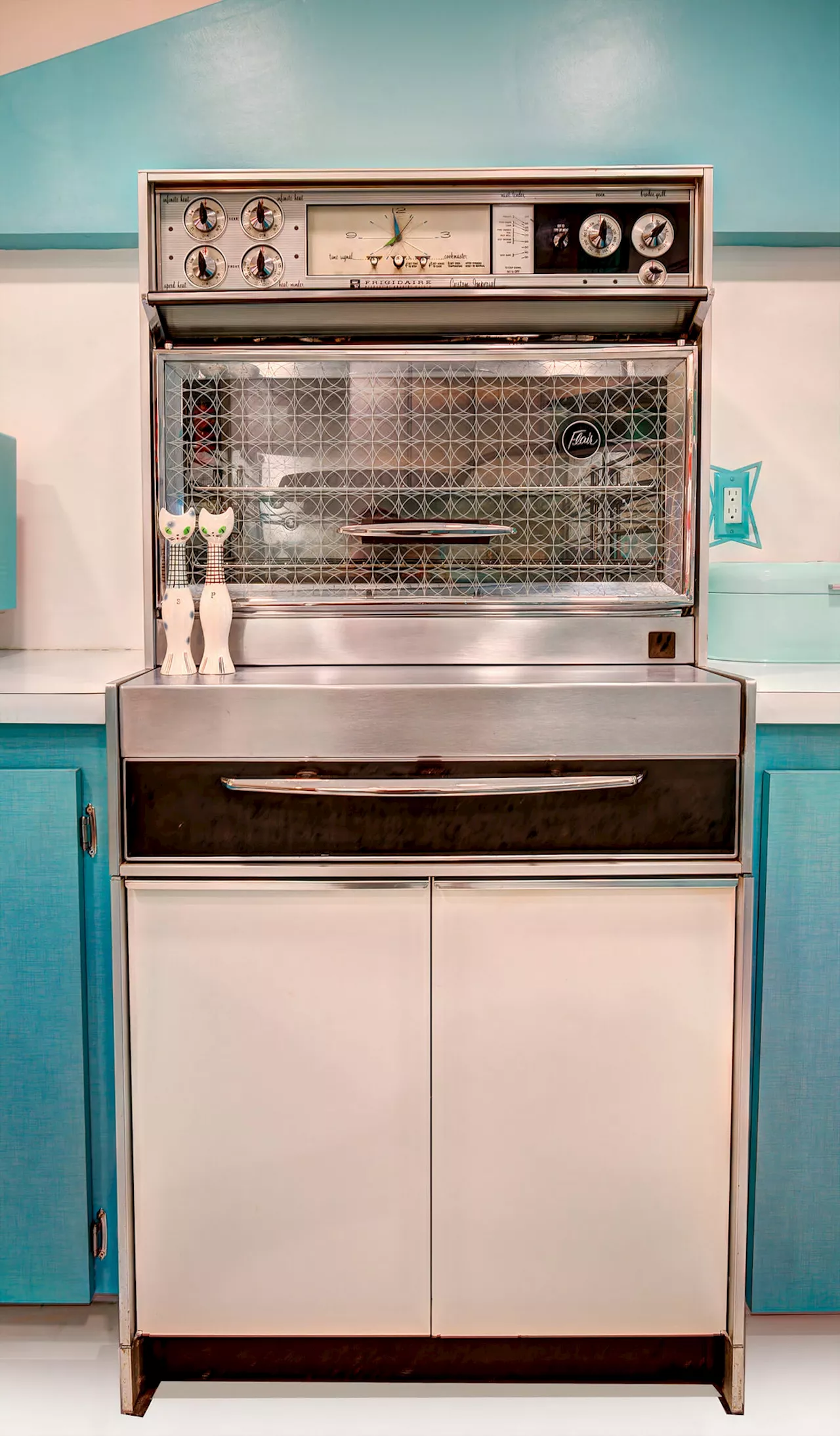 The Marvelous Reappearing Act of the 1960s Frigidaire Flair Stovetop