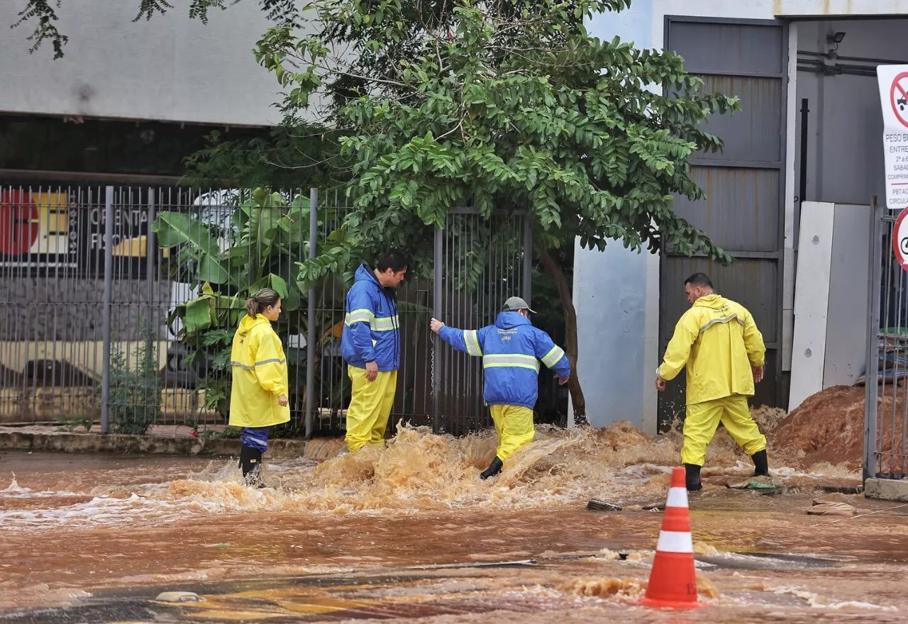 Entidades indicam vacinação de vítimas e socorristas nas chuvas do RS: veja quais