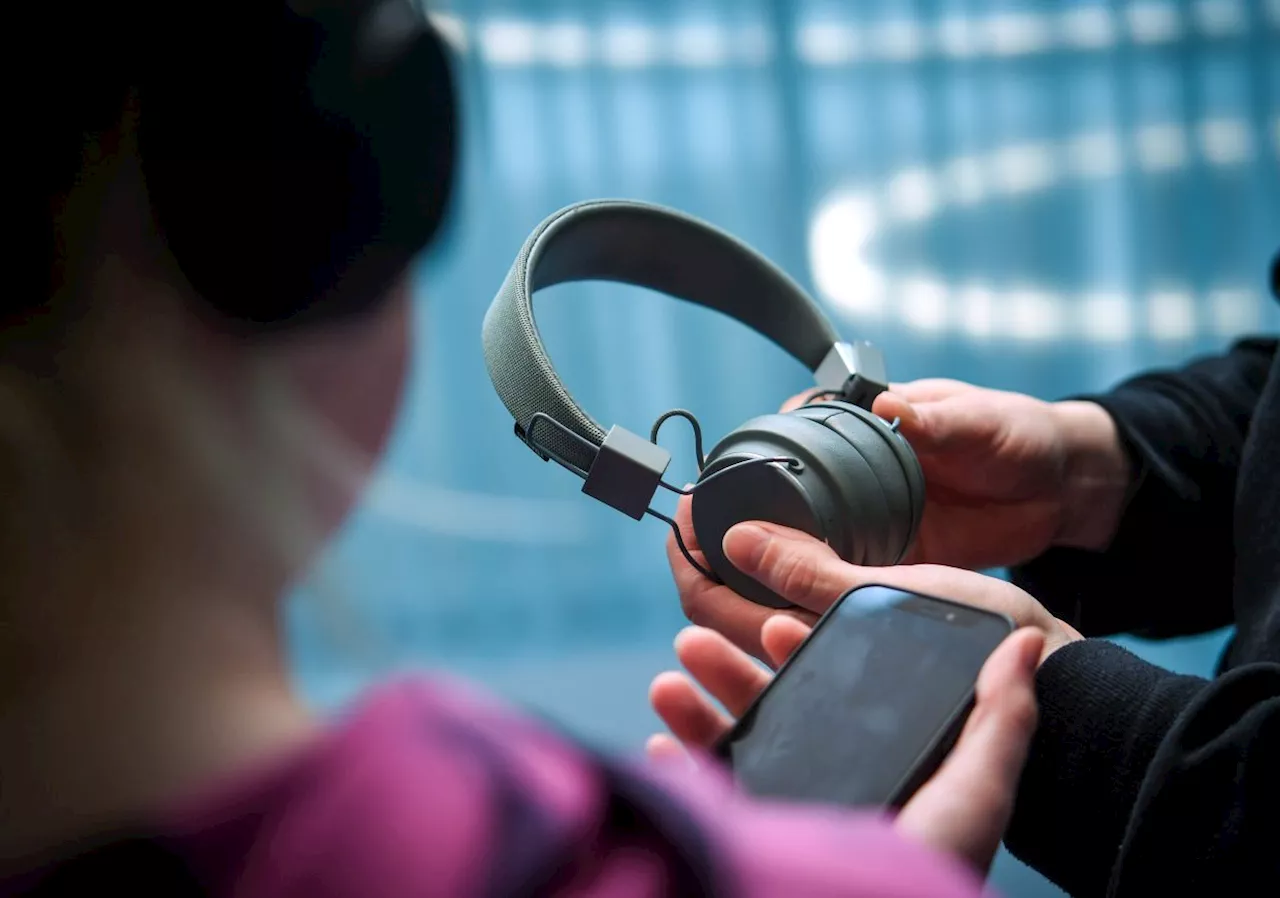 Bluetooth for two: How to play music on two sets of headphones