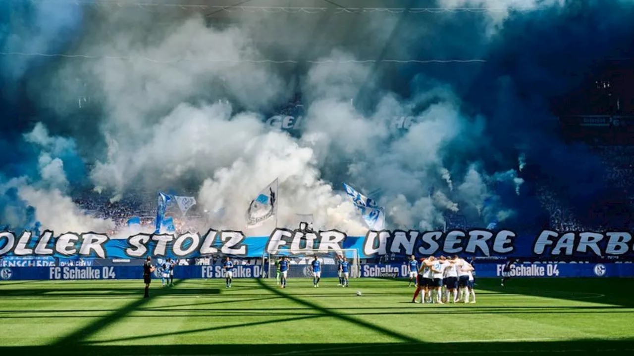 Fußball: Pyrotechnik bei Spiel Schalke-Rostock: Massenschlägerei