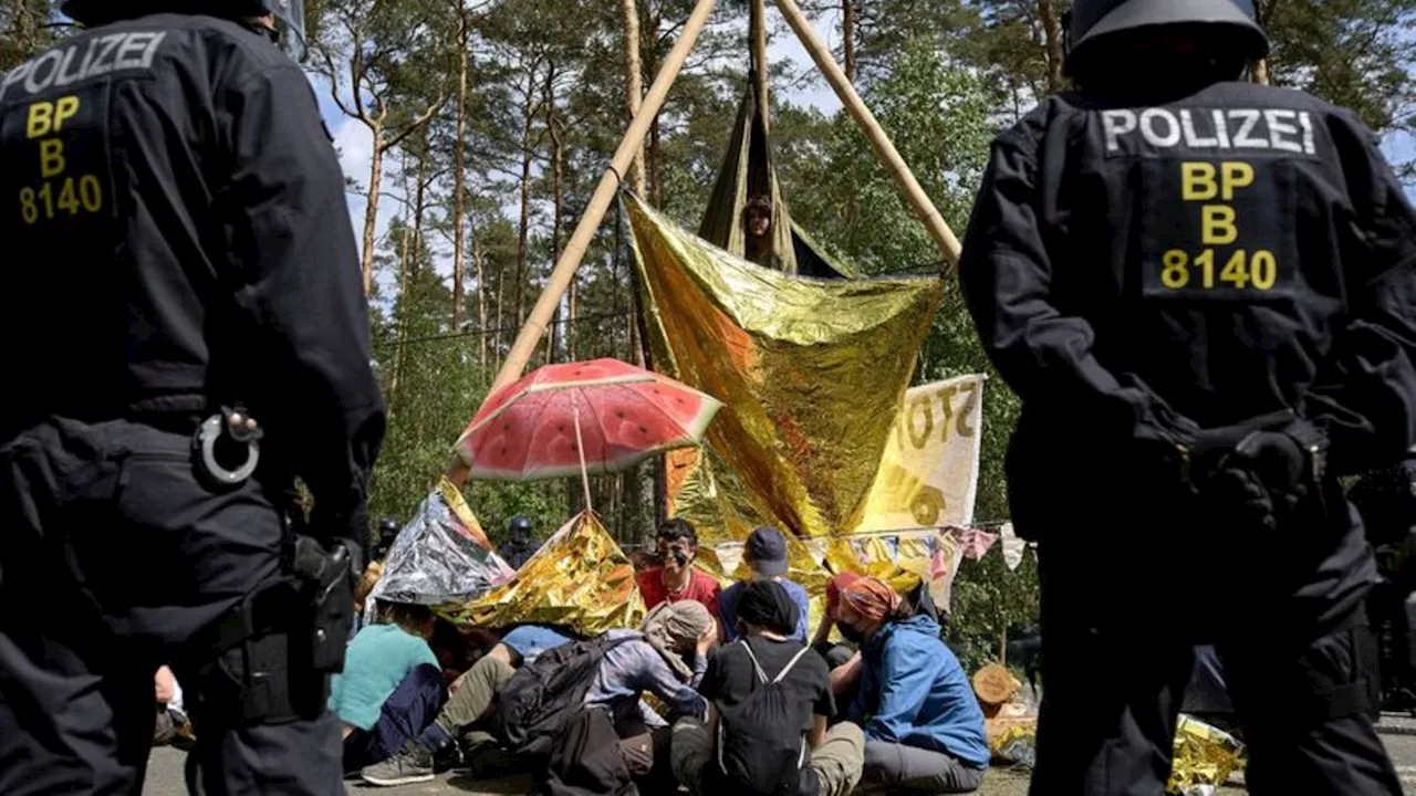 Grünheide: Protest gegen Tesla: Aktivisten sehen Gefahren für Umwelt