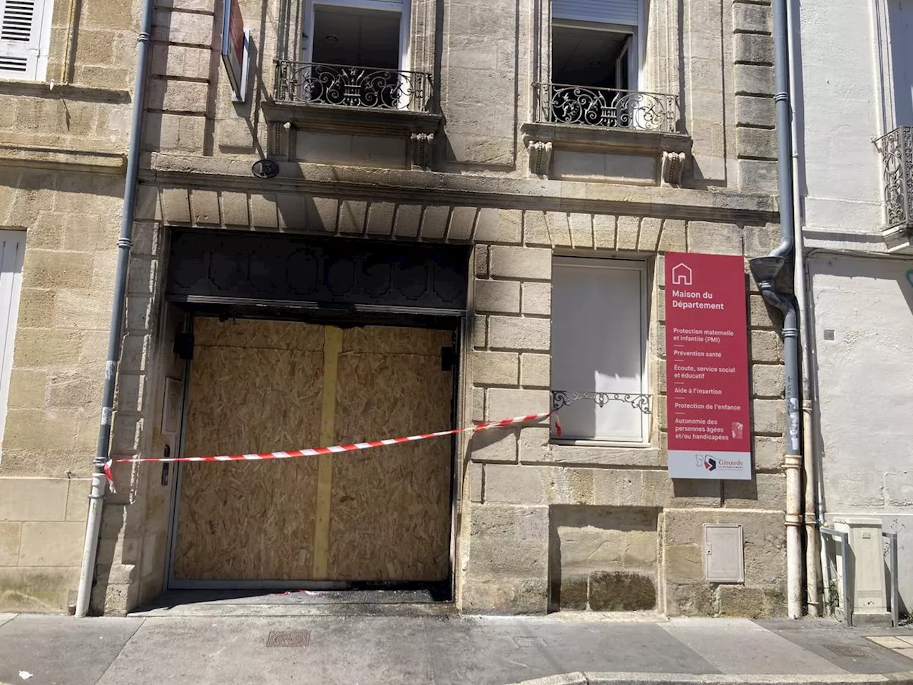 Bordeaux : la porte d’un bâtiment du conseil départemental incendiée dans la nuit