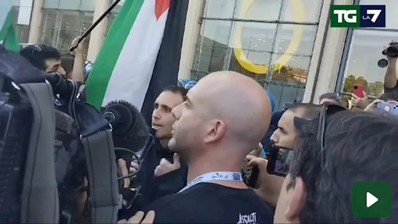 Salone del Libro, Zerocalcare difende manifestanti pro Gaza che cercano di entrare con la forza